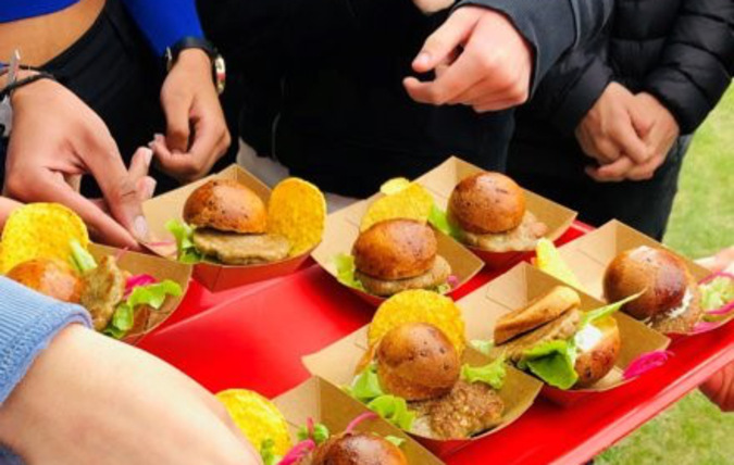 Elever bjuder sina klasskamrater på smakportioner av ny maträtt.