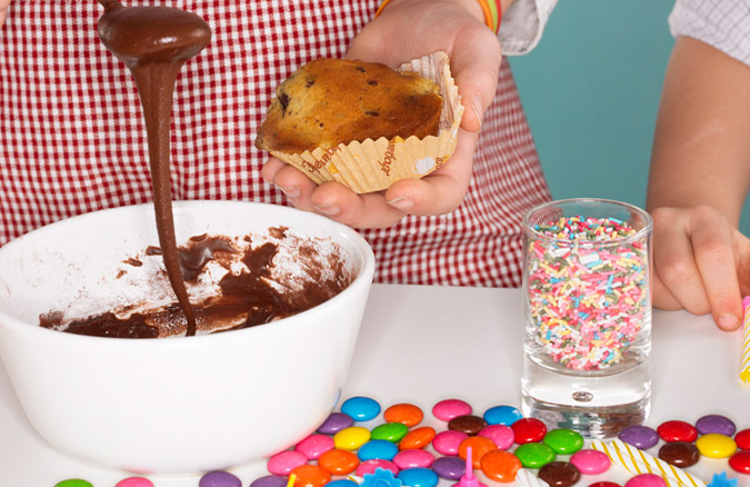 Barnahänder gör glass, chokladsås med strössel och nonstop