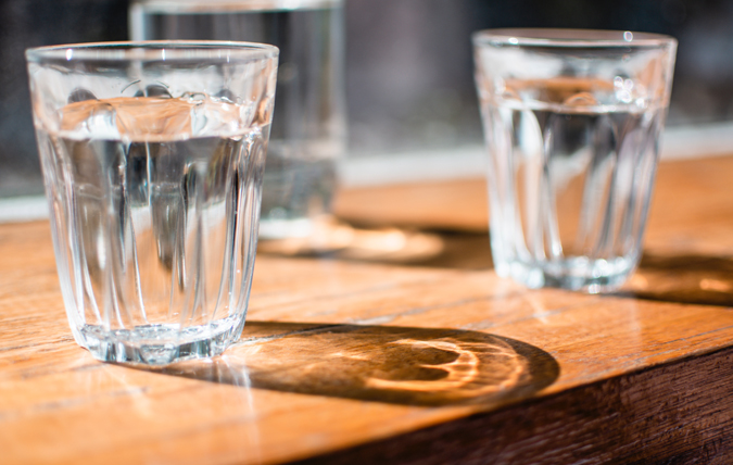 Två glas med vatten på ett bord