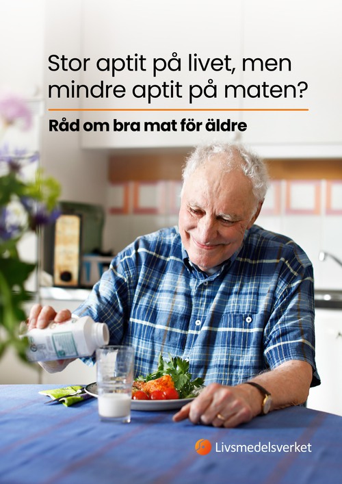 Broschyren Råd om bra mat för äldre med en äldre man på framsidan som sitter och äter vid ett uppdukat bord.