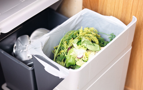 Komposthink i ett köksskåp