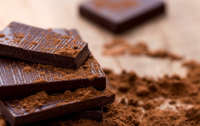 Choklad med kakao pudrad över chokladen