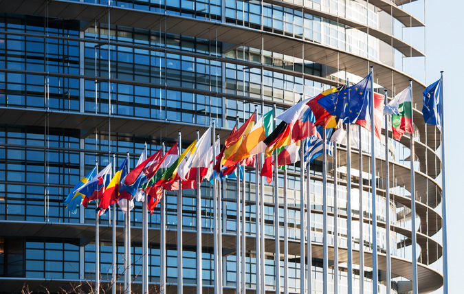 Alla medlemsländers flaggor utanför EU parlamentet.
