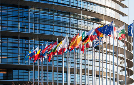 Alla medlemsländers flaggor utanför EU parlamentet.