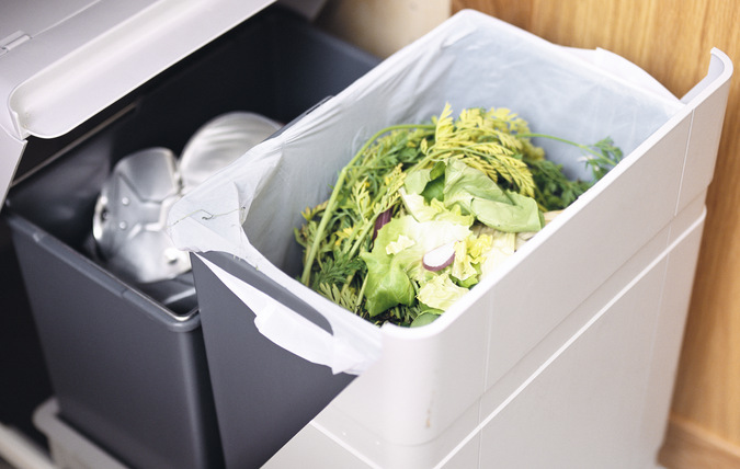 Komposthink i ett köksskåp