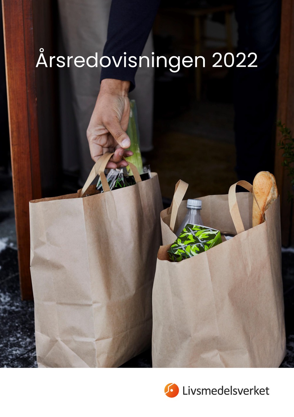 Framsidan av Livsmedelsverkets årsredovisning 2022 med en bild på två matkassar.