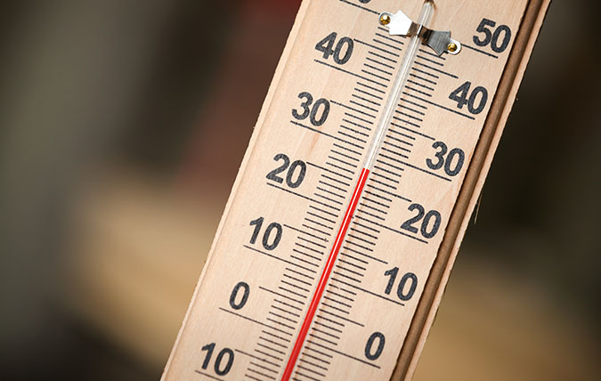 Termometer i trä visar en temperatur på 27 grader Celsius