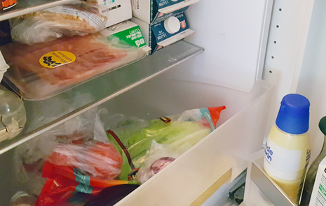 matvaror i ett öppnat kylskåp