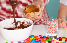 barnahänder gör smaskens - glass, chokladsås med strössel och nonstop