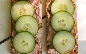 Två knäckemackor med leverpastej och gurka