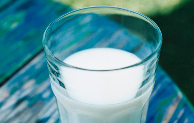 Närbild på ett glas mjölk
