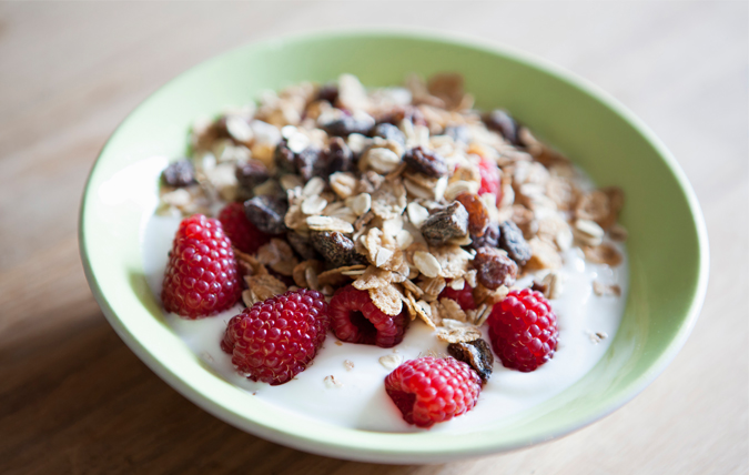 Skål med musli, fil och hallon