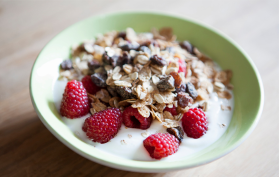 Skål med musli, fil och hallon