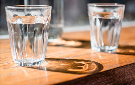 Två glas med vatten på ett bord
