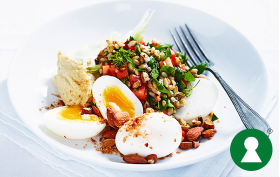 Lättkokta ägg med kikärtscrème & dilltabbouleh med havre och mandlar
