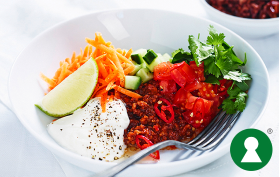 Het köttfärs med yoghurt, hackade grönsaker och persilja