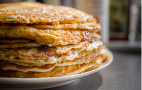Tallrik med en hög stekta pannkakor