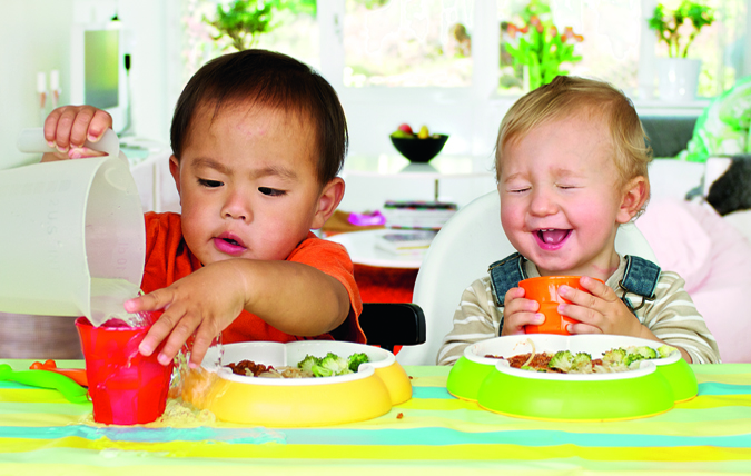 Två barn som äter