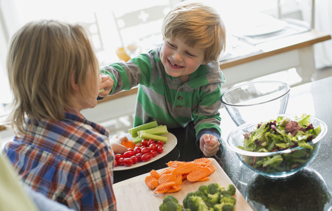 Barn som äter grönsaker