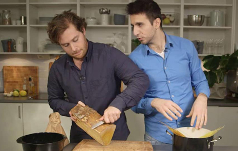 Två män lagar mat ur filmen By till fullkorn