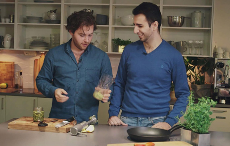 Två män lagar mat ut filmen Mer grönsaker