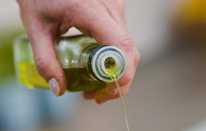 Olja med matolja, oljan fördelas på mat