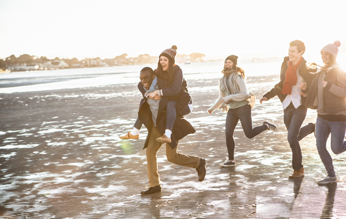 Fem ungdomar som tar sig fram snabbt i ett vintrigt landskap