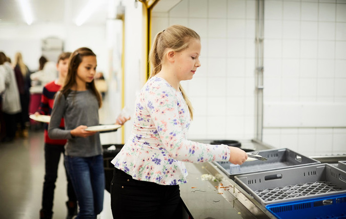 Barn tar mat i skolmatsrestaurangen