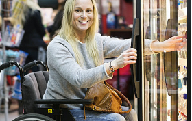 En tjej framför en kyl med mejerivaror i en butik