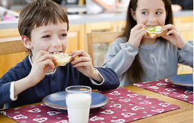 Tjej och kille som äter smörgås