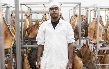 Livsmedelsverkets veterinär framför ställning med kött