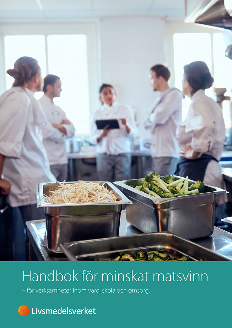 Framsida på broschyren Hanbok för minskat matsvinn. På bilden ser man ett restaurangkök men personal i bakgrunden, i framkant ligger det lådor med grönsaker i fokus.