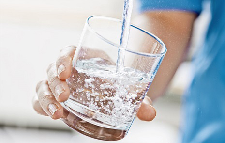 Vatten som rinner ner i ett vattenglas